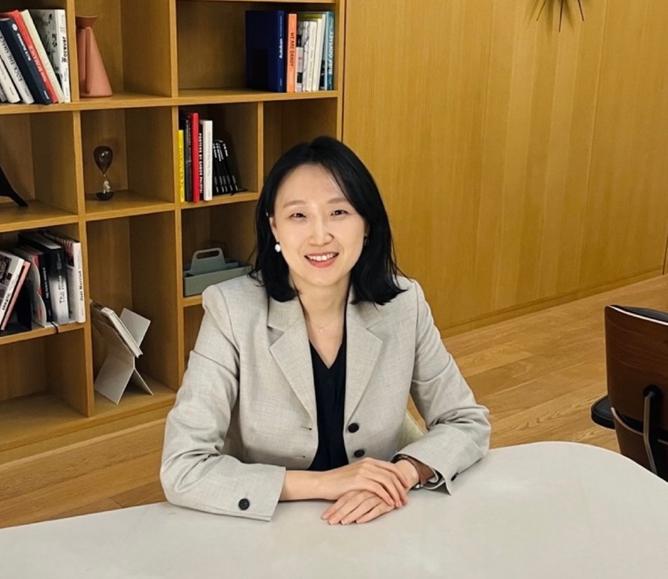서재 책상 앞에 앉아 웃고 있는 허정윤 대표